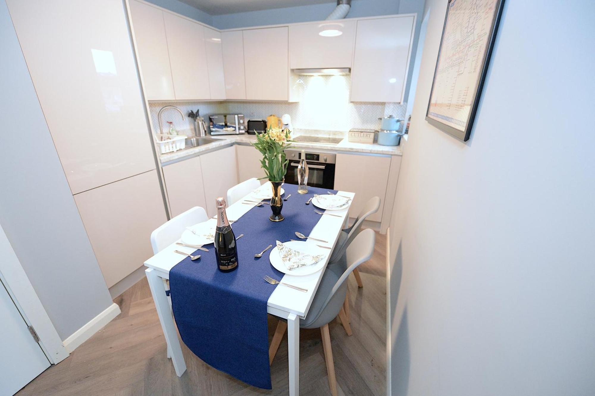Apartamento 2 Bed Terraced Flat Piccadilly Line Londres Exterior foto