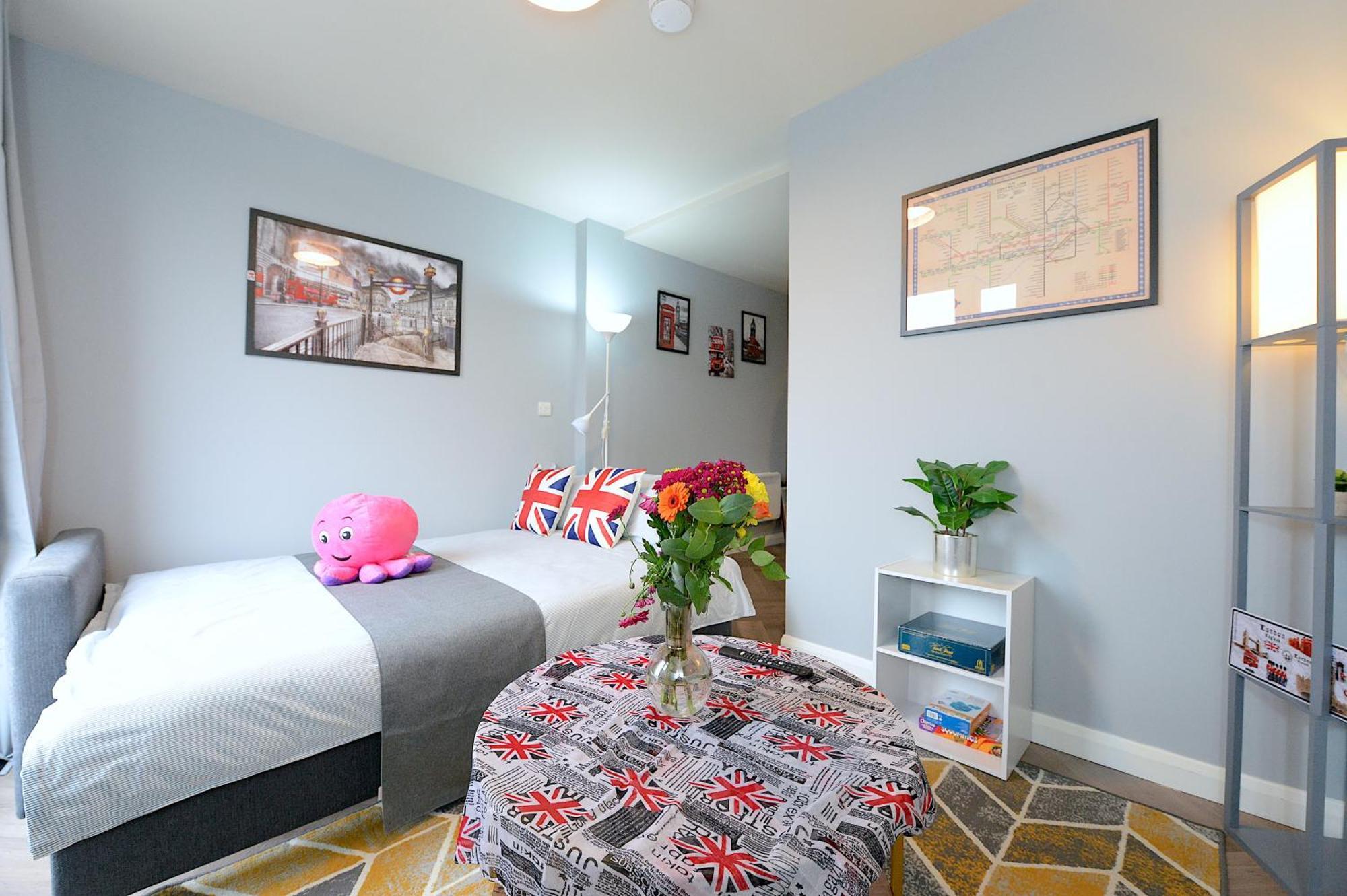 Apartamento 2 Bed Terraced Flat Piccadilly Line Londres Exterior foto